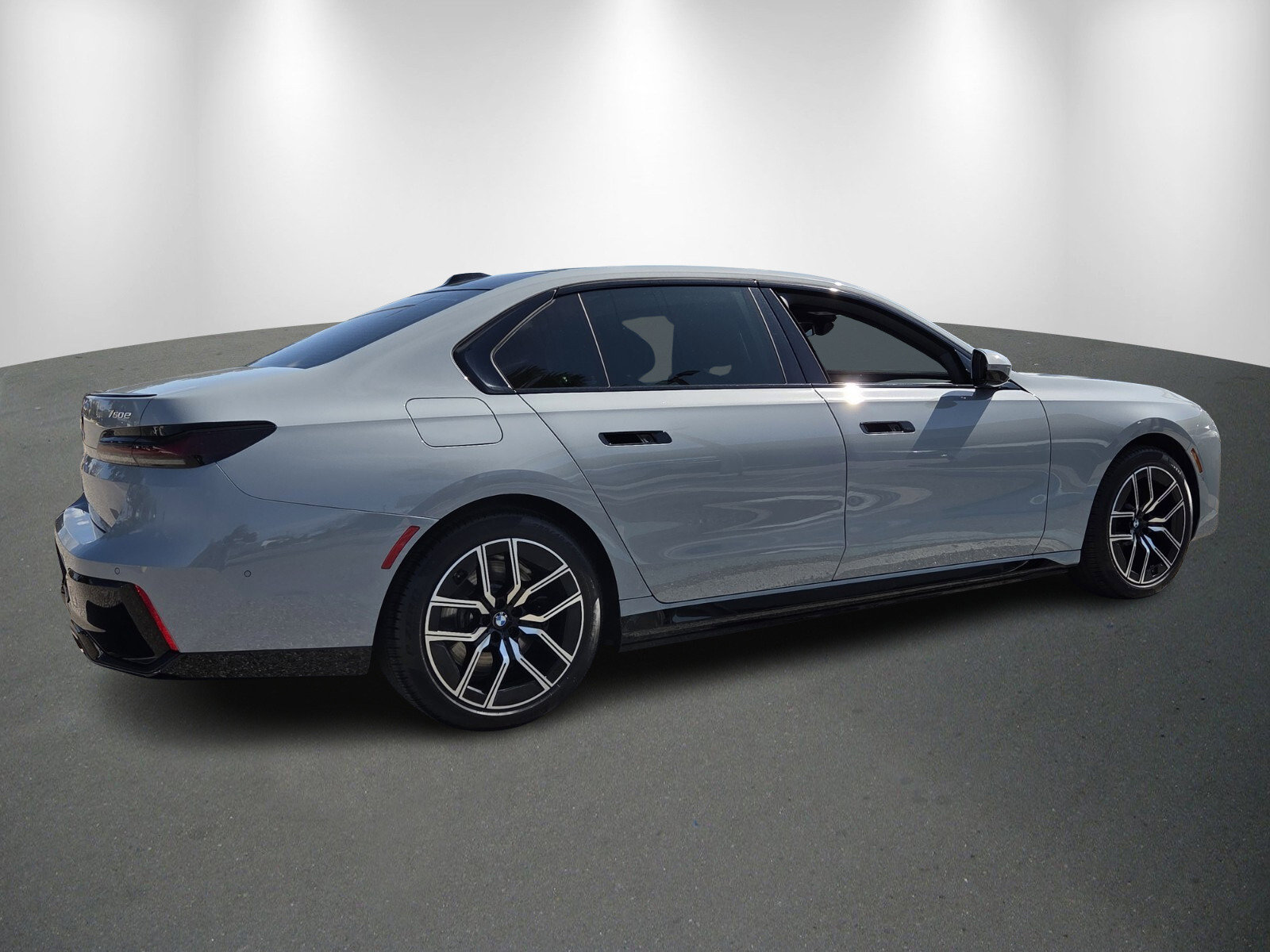 New 2026 BMW 750e xDrive w/ Executive Package image 7