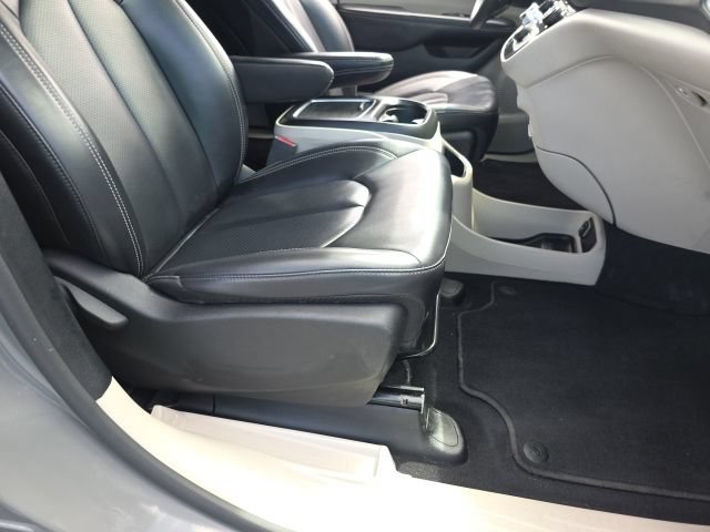 Used 2023 Chrysler Pacifica Touring-L FWD image 42