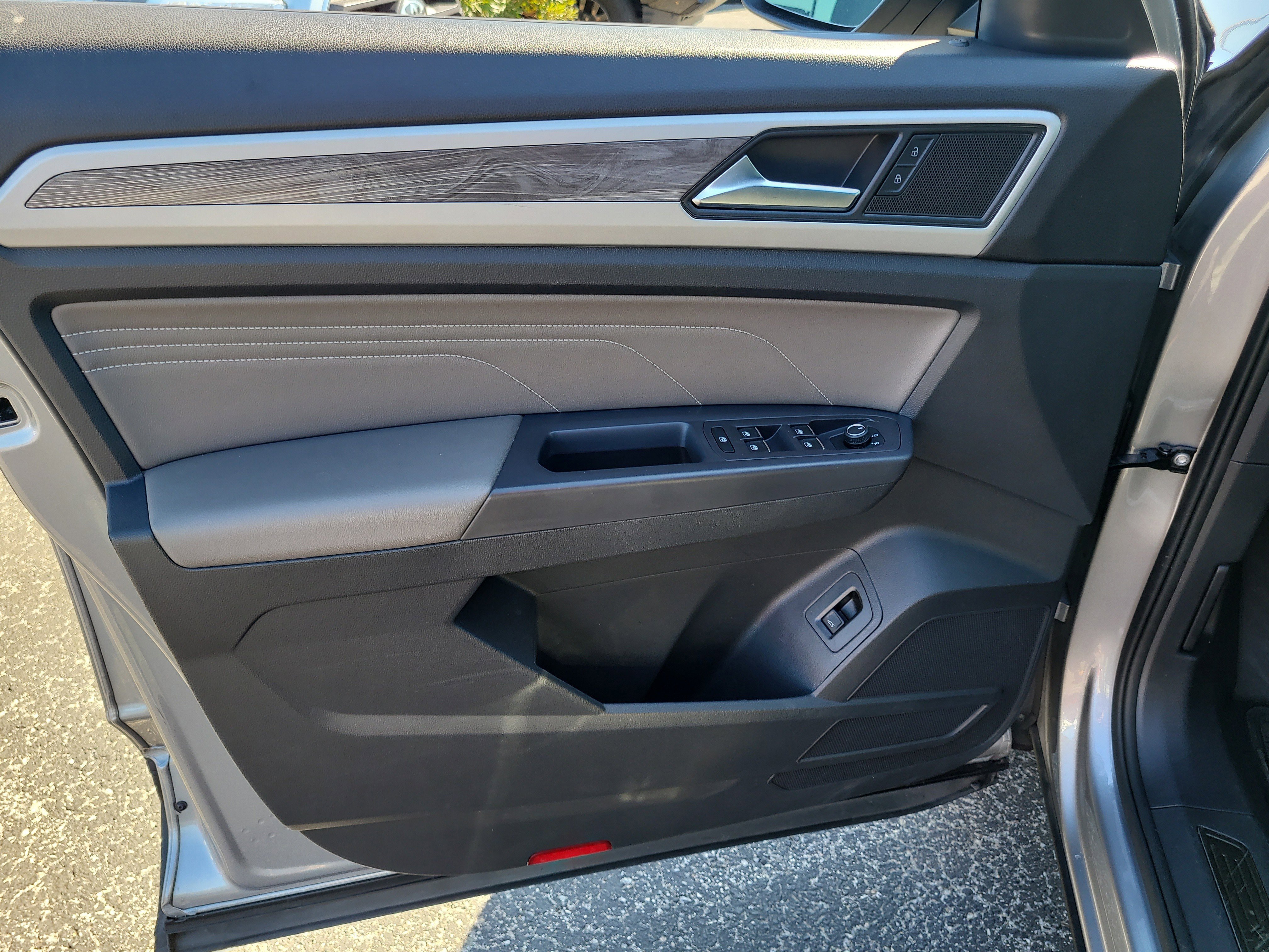 Used 2021 Volkswagen Atlas Cross Sport SE image 18