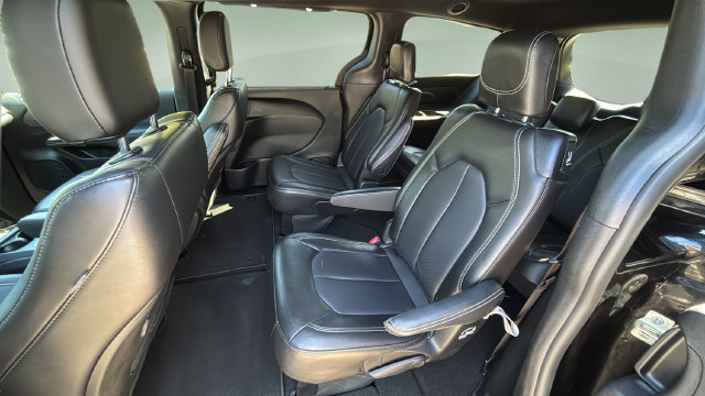 Used 2025 Chrysler Pacifica Select FWD image 19