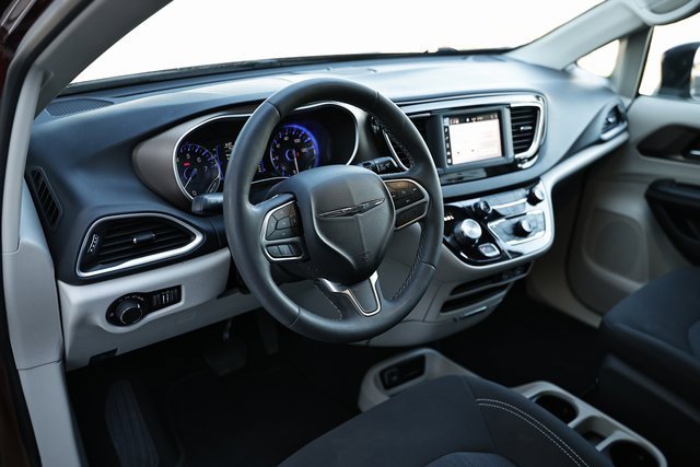 Used 2022 Chrysler Voyager LX image 16