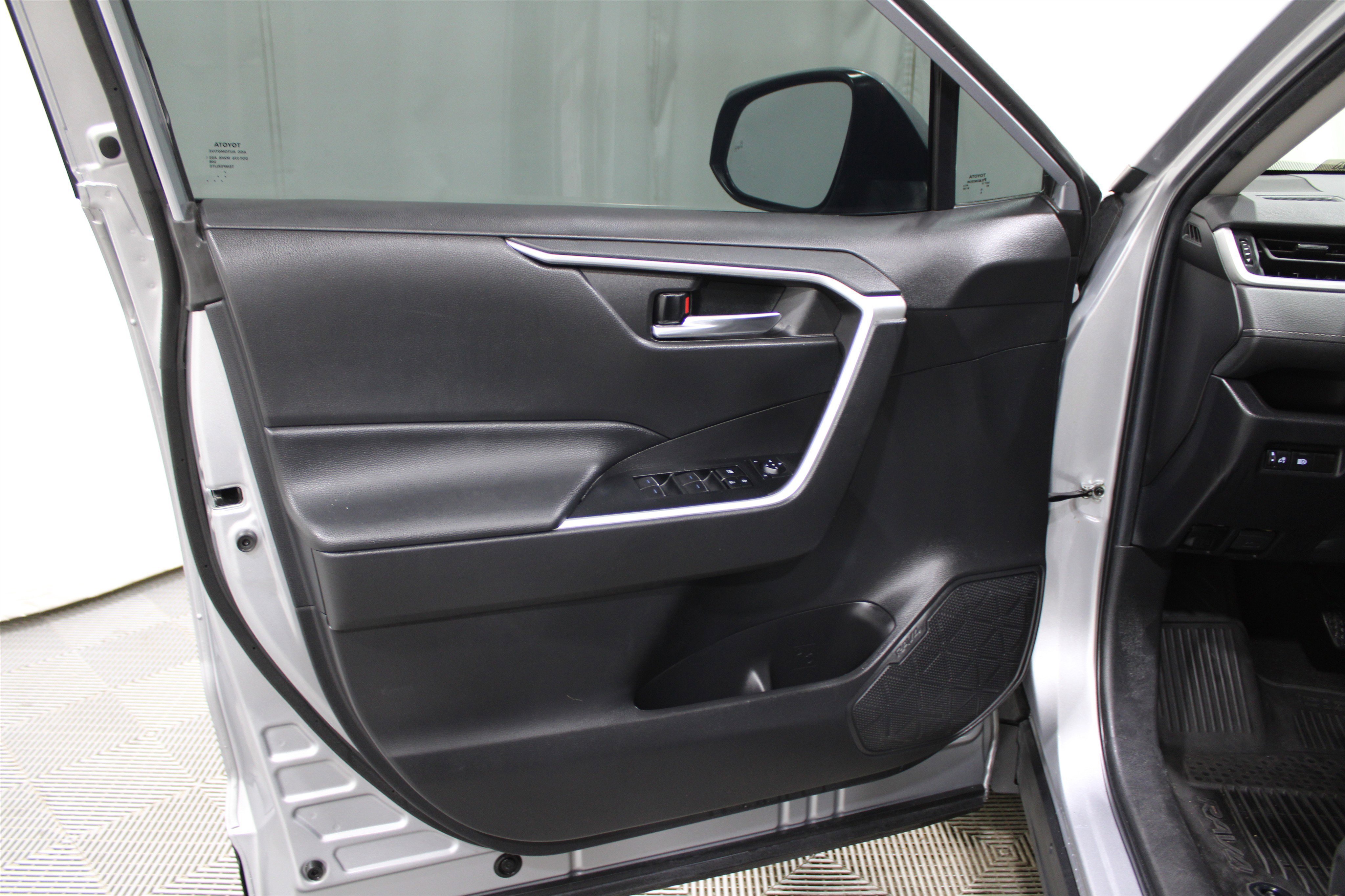 Used 2022 Toyota RAV4 XLE image 6