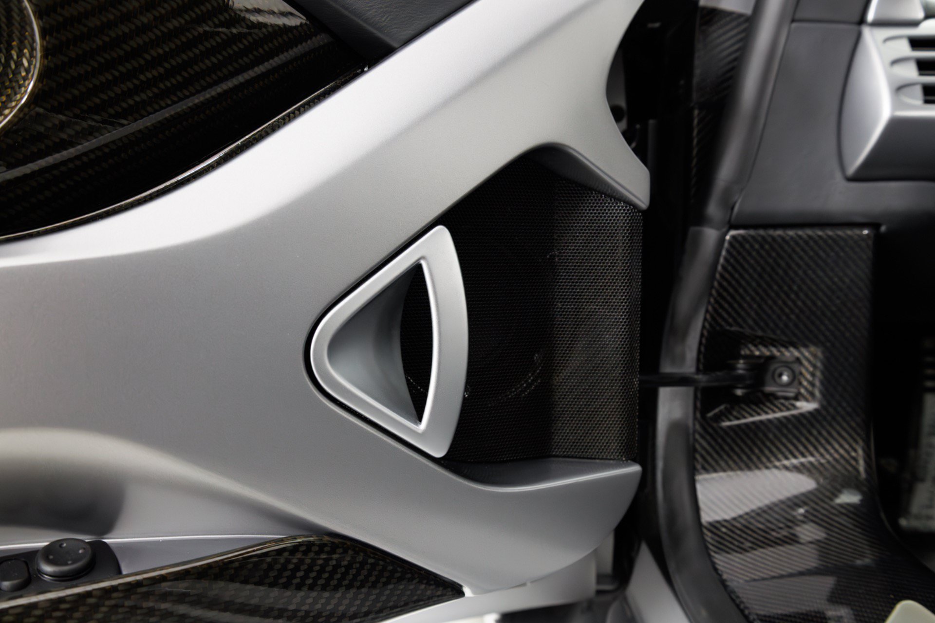 Used 2004 Porsche Carrera GT RWD image 32