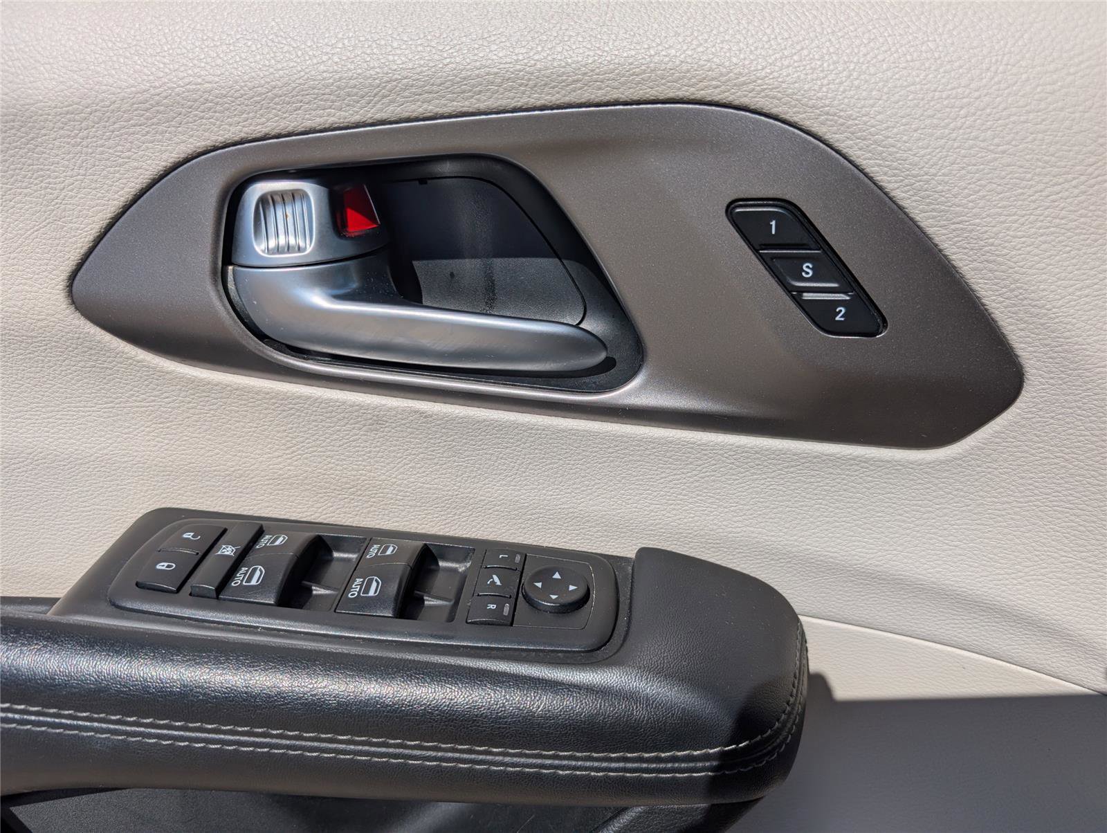 Used 2018 Chrysler Pacifica Limited image 15