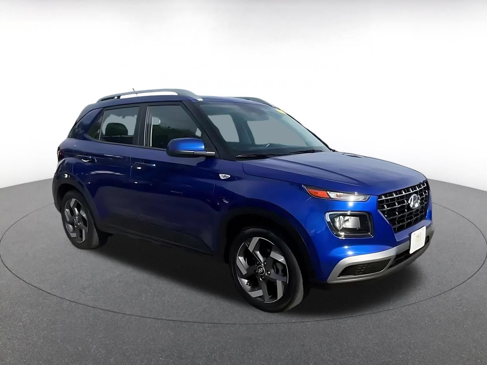 Used 2025 Hyundai Venue SEL FWD image 2