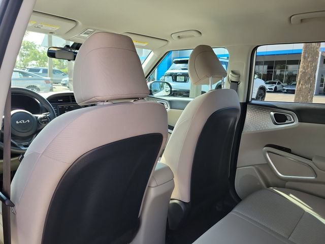 Used 2025 Kia Soul LX w/ LX Technology Package FWD image 11