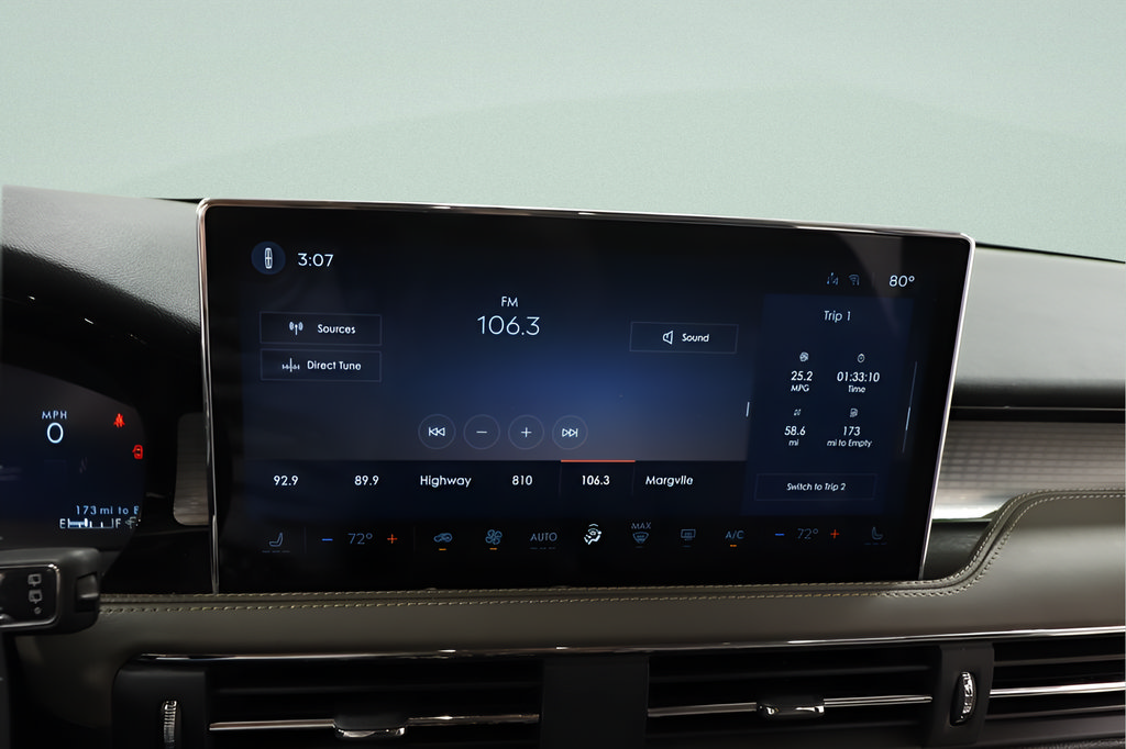 Used 2024 Lincoln Corsair AWD w/ Towing Package image 11