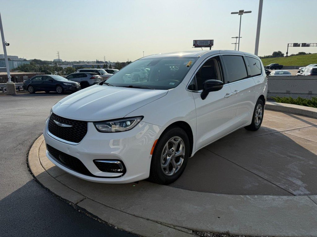 Used 2024 Chrysler Pacifica Limited FWD image 11