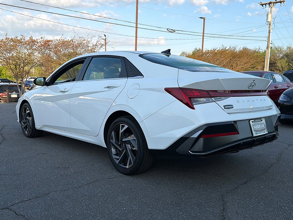Used 2025 Hyundai Elantra SEL image 4