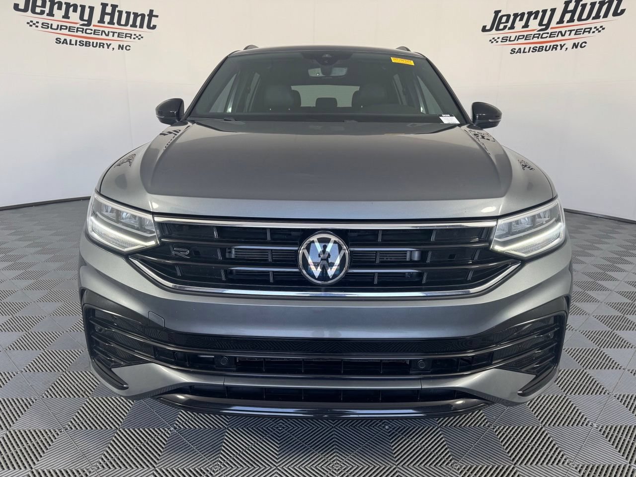 Used 2023 Volkswagen Tiguan SE R-Line FWD image 5
