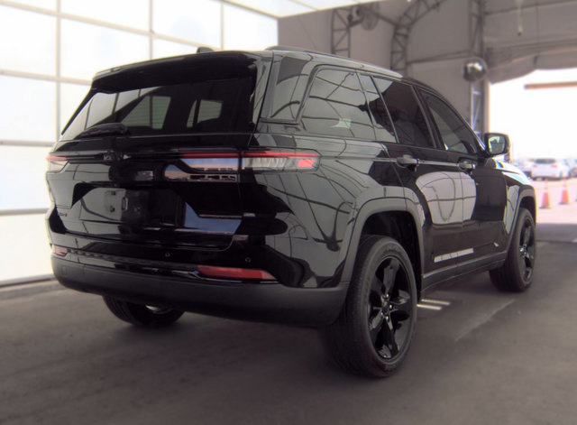 Used 2023 Jeep Grand Cherokee Altitude AWD/4WD image 4