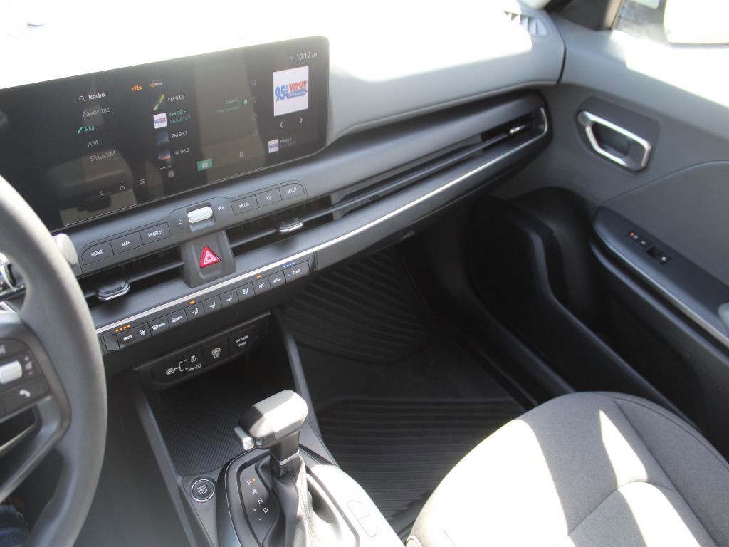 Used 2025 Kia K4 LXS image 14