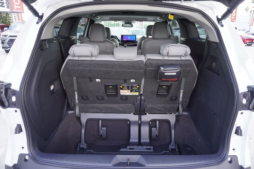 New 2026 Toyota Sienna XLE image 7