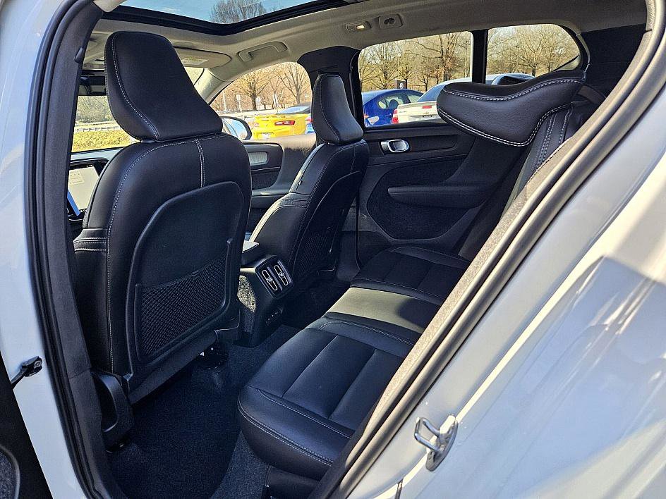 Used 2024 Volvo XC40 B5 Plus w/ Climate Package image 9