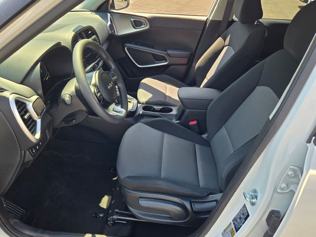 Used 2025 Kia Soul LX w/ LX Technology Package FWD image 20