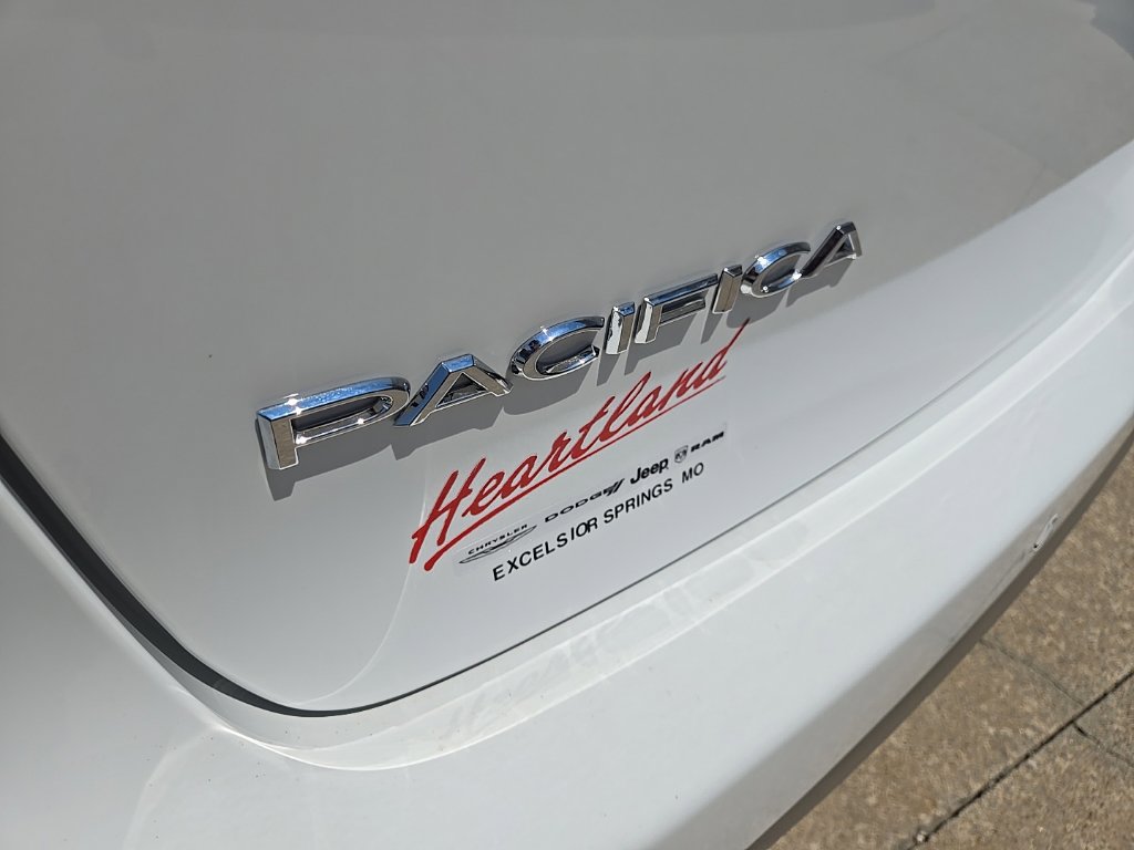 New 2027 Chrysler Pacifica Select w/ Family Tech Group AWD/4WD image 23