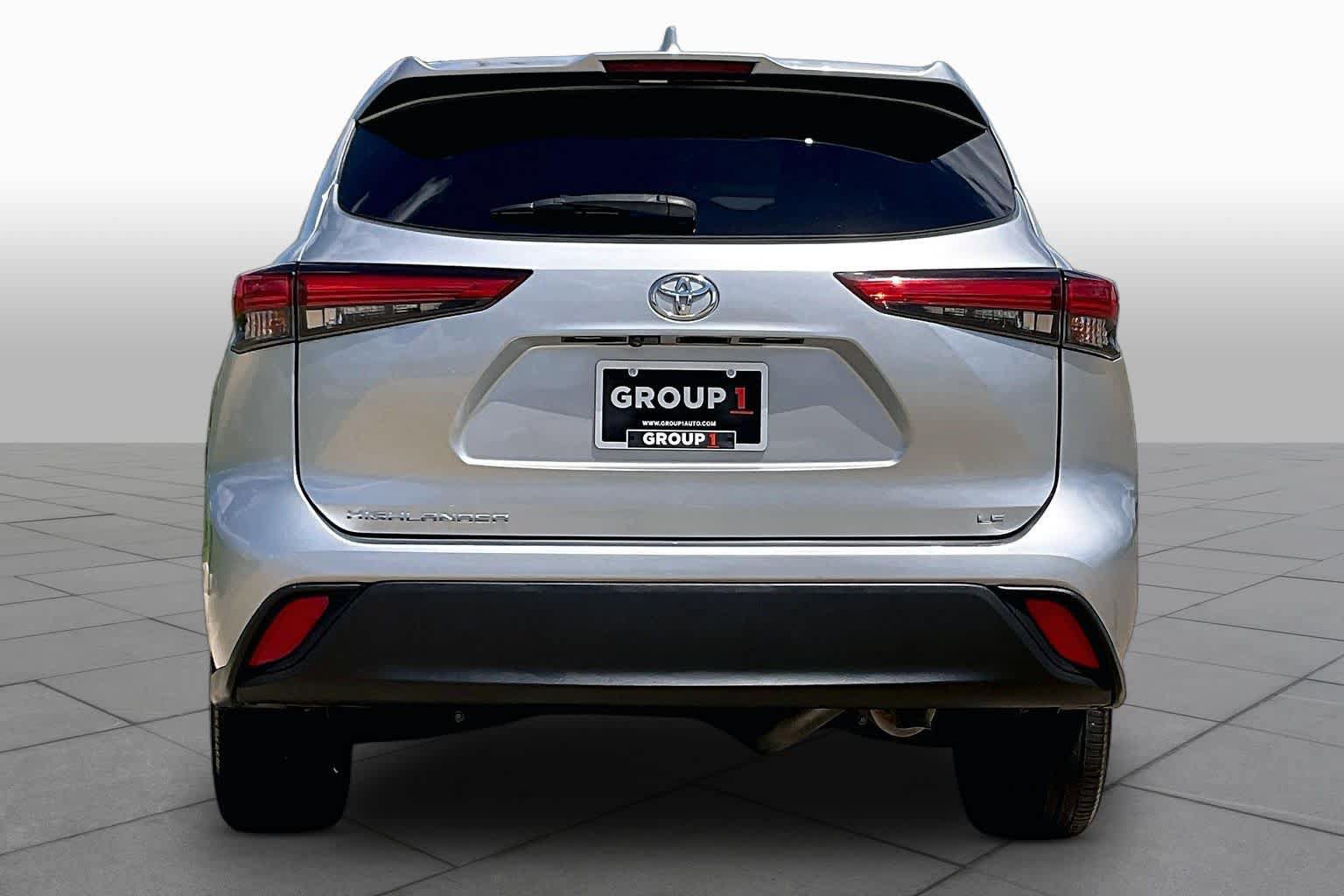 Used 2021 Toyota Highlander LE FWD image 3