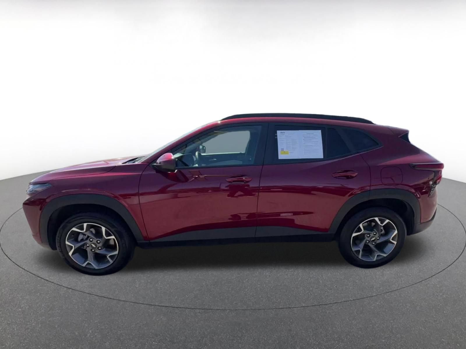 Used 2025 Chevrolet Trax LT w/ LT Convenience Package FWD image 8