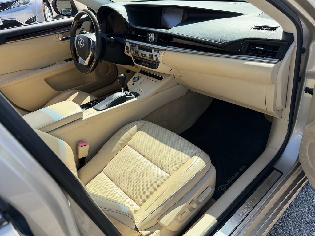 Used 2013 Lexus ES 350 w/ Luxury Pkg FWD image 17