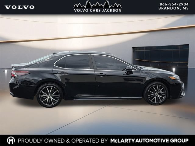 Used 2022 Toyota Camry SE FWD image 3