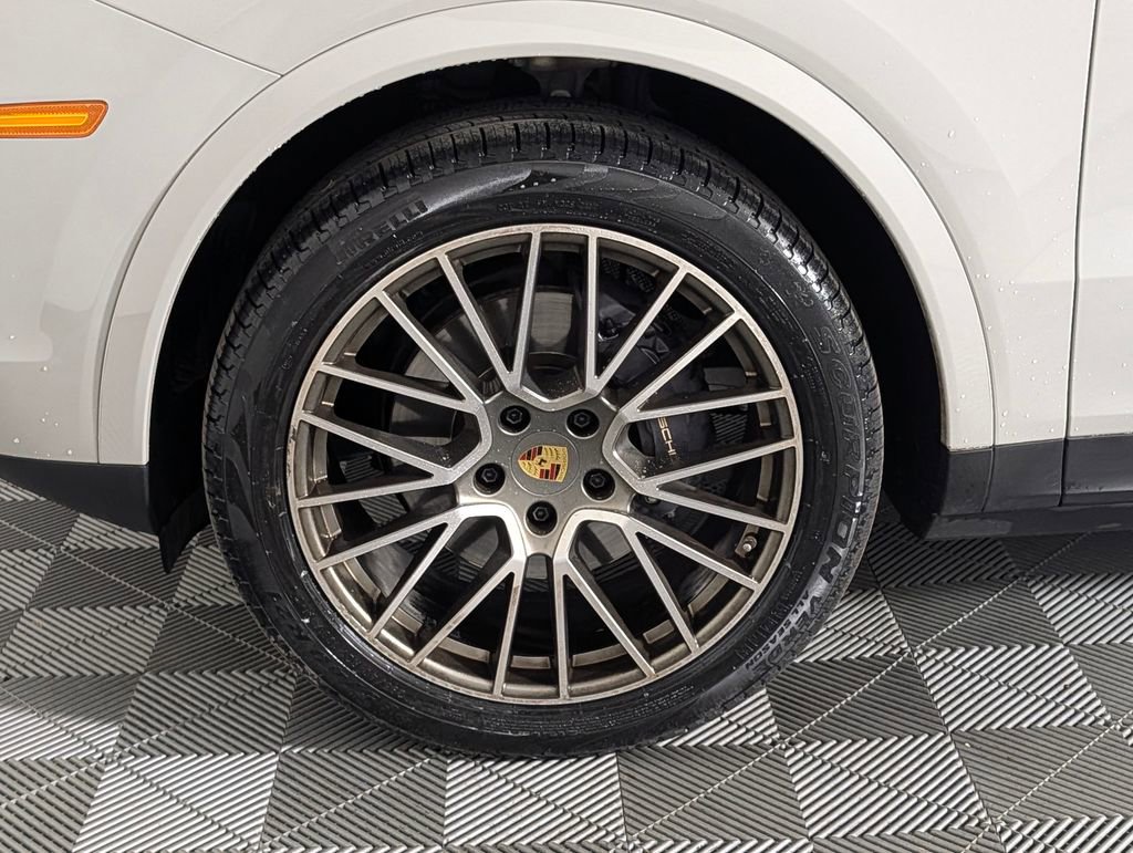 Certified 2023 Porsche Cayenne Platinum Edition image 11