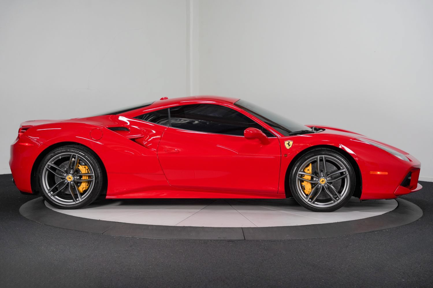 Used 2017 Ferrari 488 GTB RWD image 8