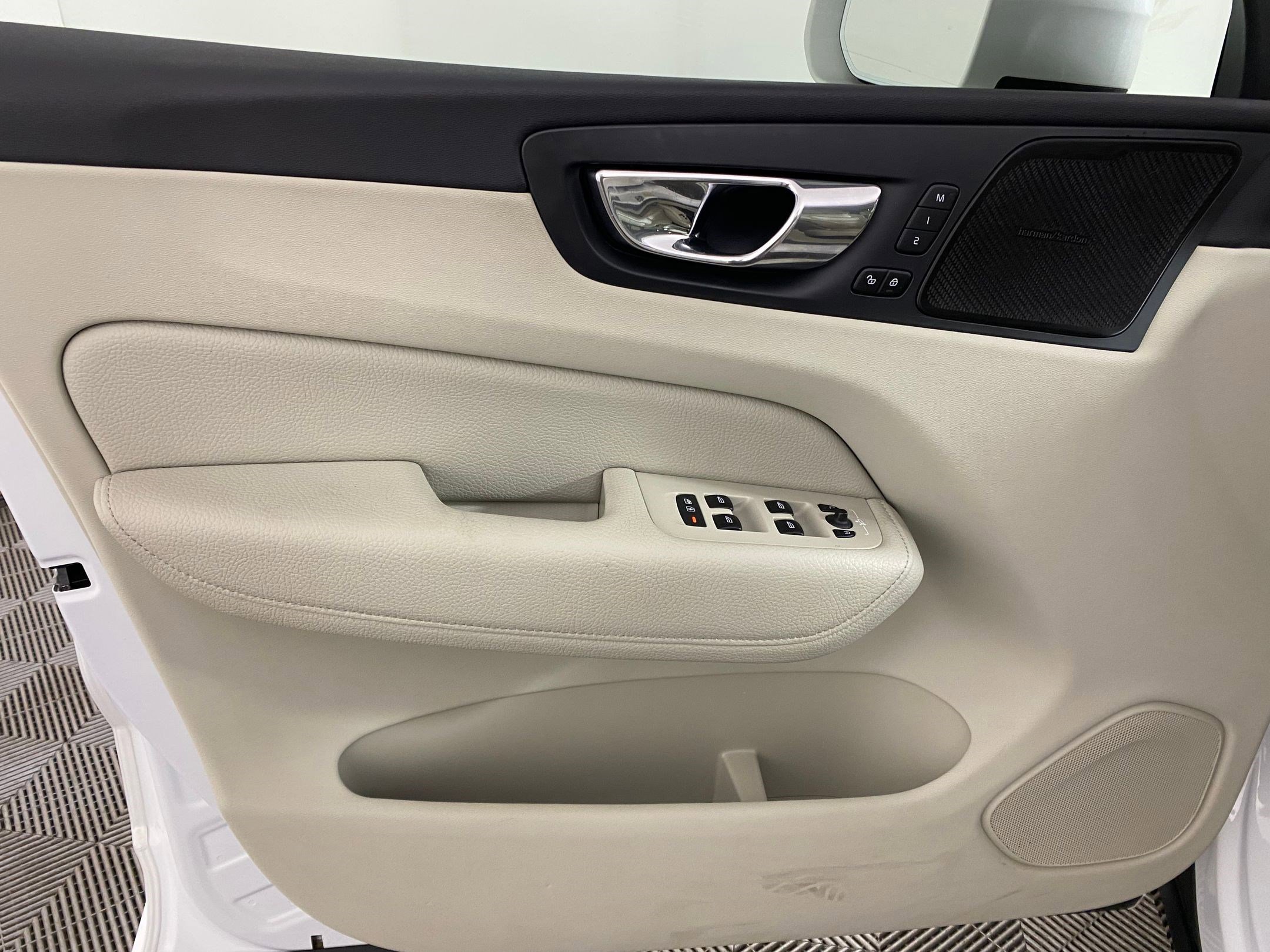 Used 2019 Volvo XC60 T8 Momentum w/ Advanced Package image 11