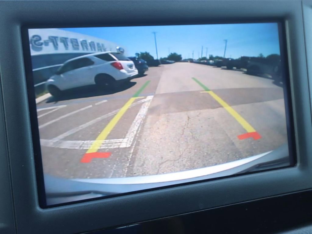 Used 2023 Chrysler Voyager LX image 4