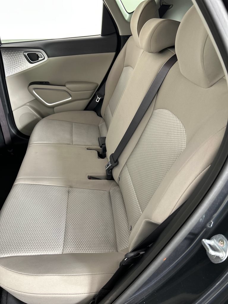 Used 2025 Kia Soul LX w/ LX Technology Package FWD image 17