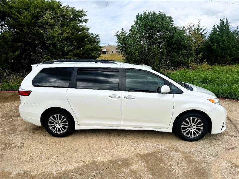 Used 2018 Toyota Sienna XLE Premium FWD image 4