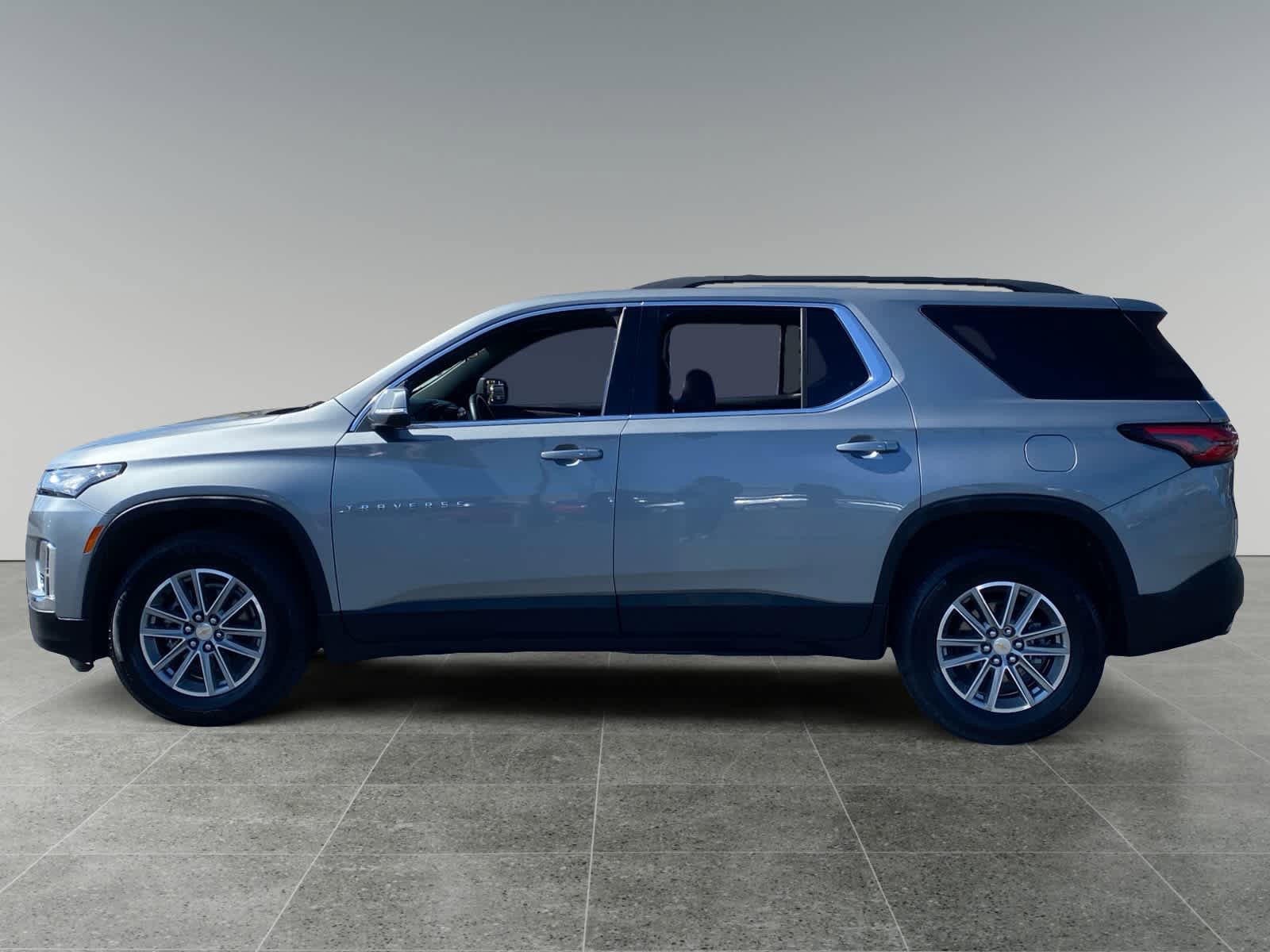 Used 2023 Chevrolet Traverse LT FWD image 2