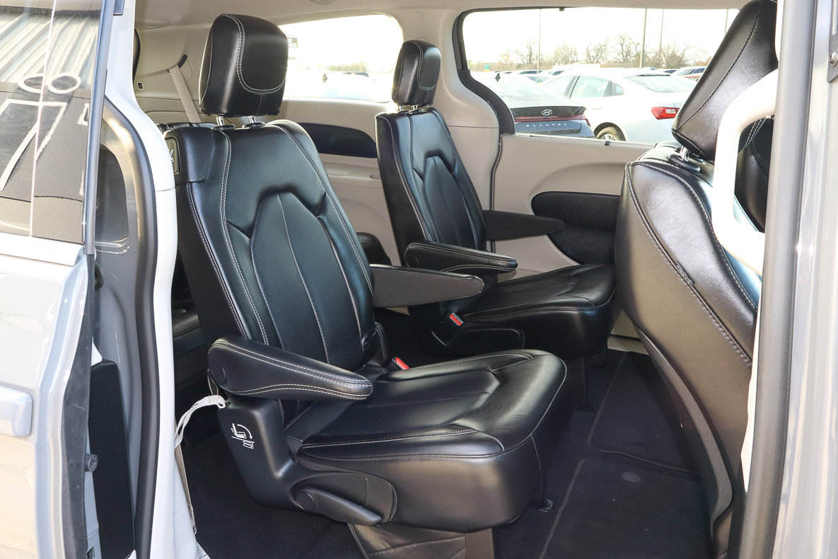Used 2023 Chrysler Pacifica Touring-L image 25