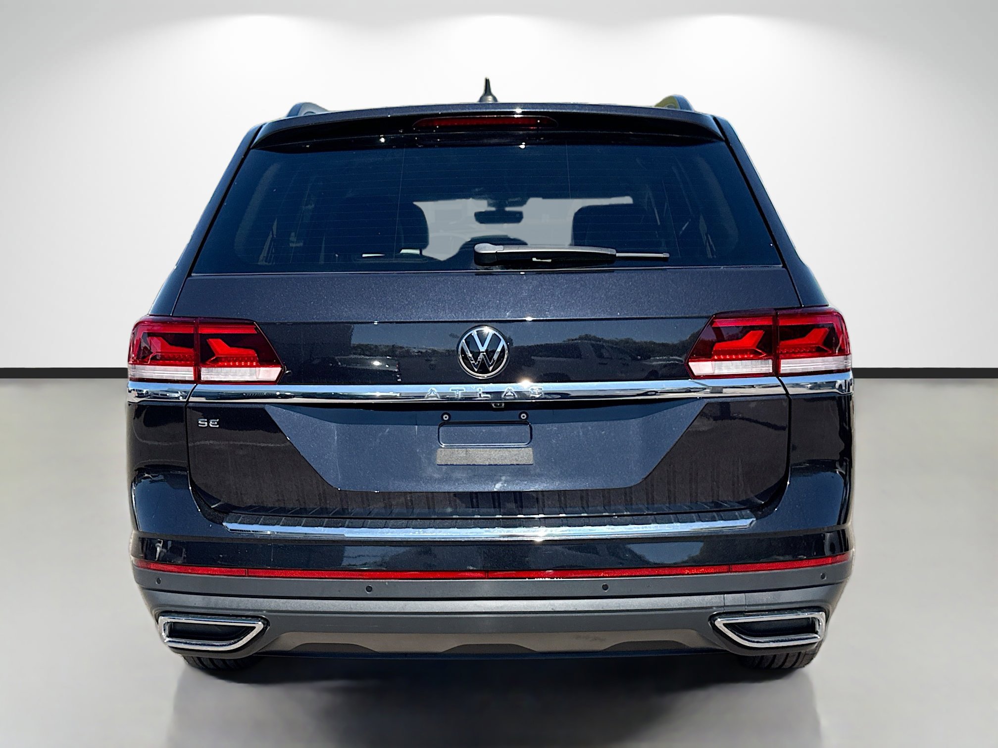 Used 2023 Volkswagen Atlas SE w/ Black Wheel Package image 4