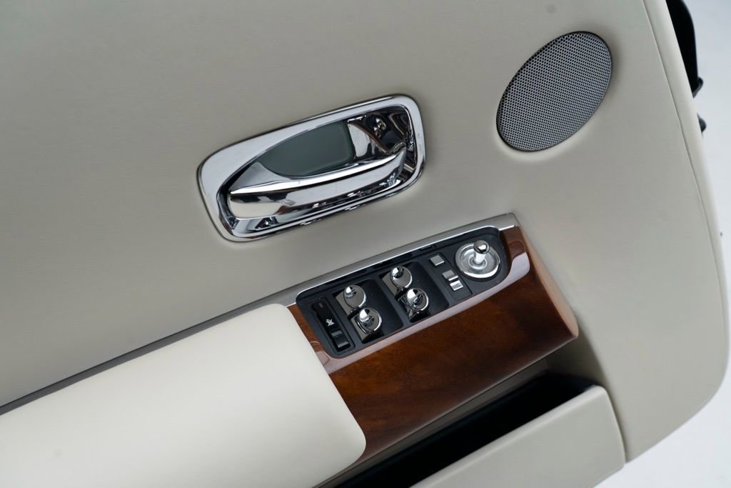 Used 2010 Rolls-Royce Phantom Drophead Coupe image 17