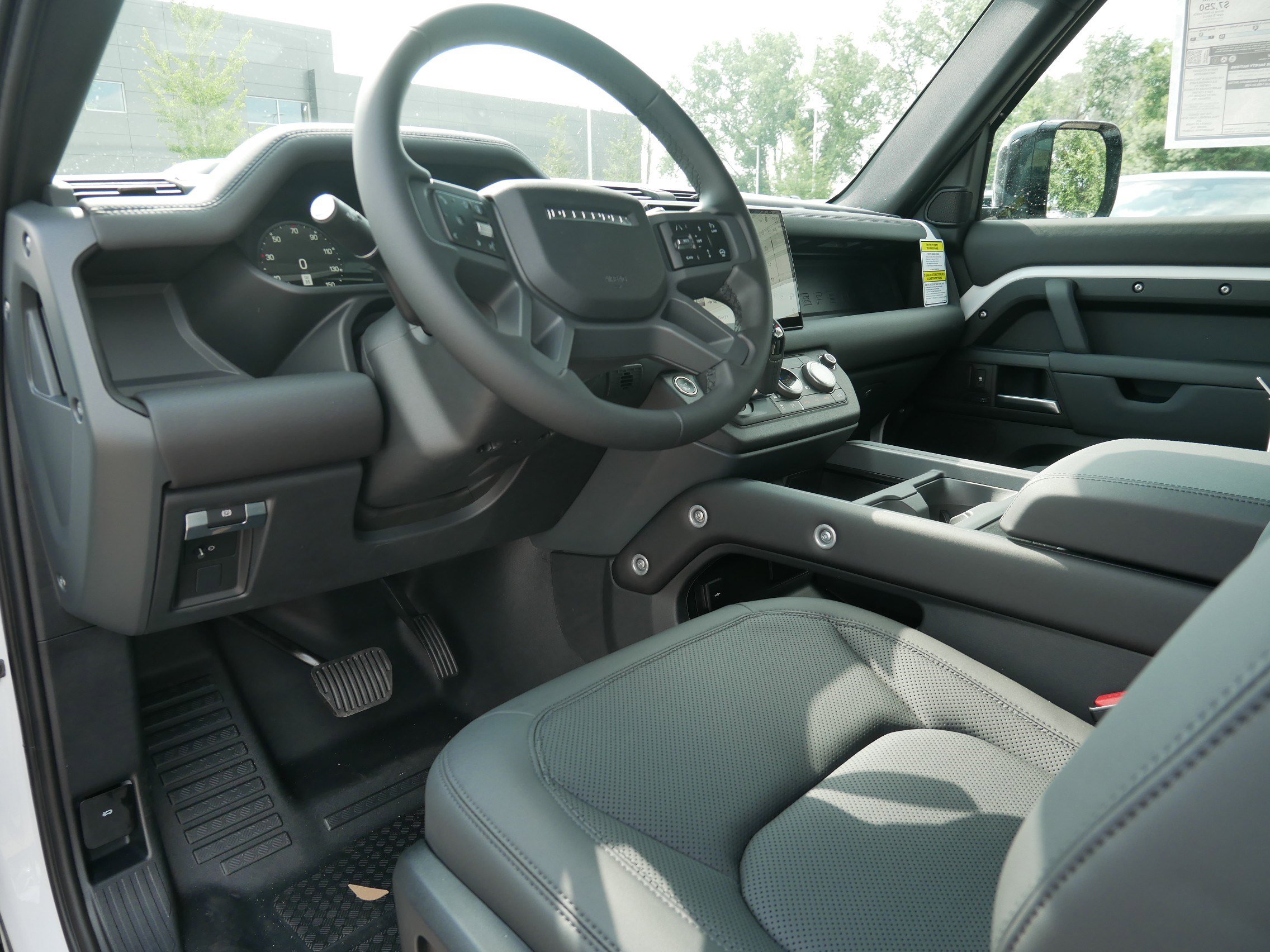 New 2025 Land Rover Defender 90 X-Dynamic SE image 3