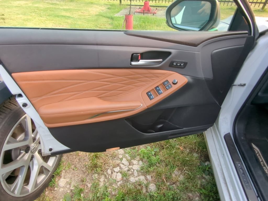 Used 2019 Toyota Avalon Limited w/ Four Season Floor Mat Package FWD image 9
