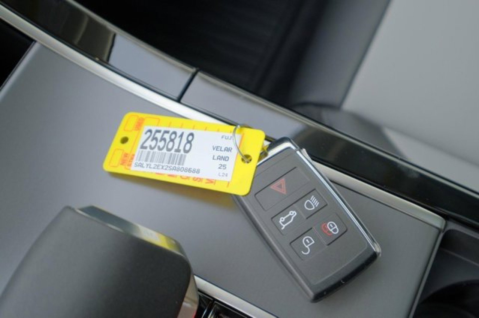 New 2025 Land Rover Range Rover Velar Dynamic SE image 27