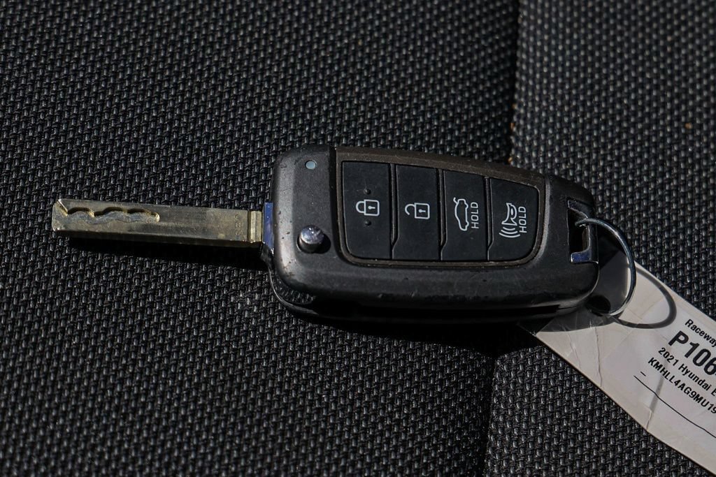 Used 2021 Hyundai Elantra SE FWD image 30
