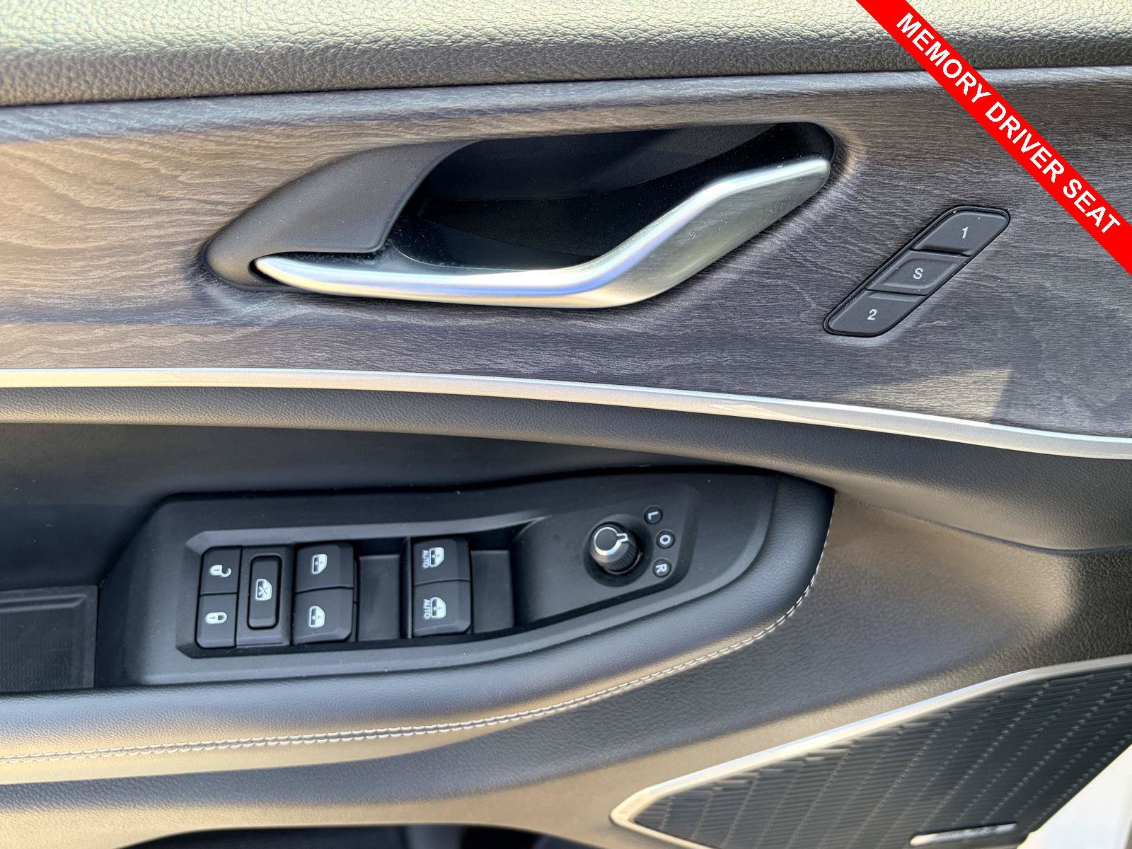 Used 2023 Jeep Grand Cherokee Limited w/ Black Appearance Package AWD/4WD image 16