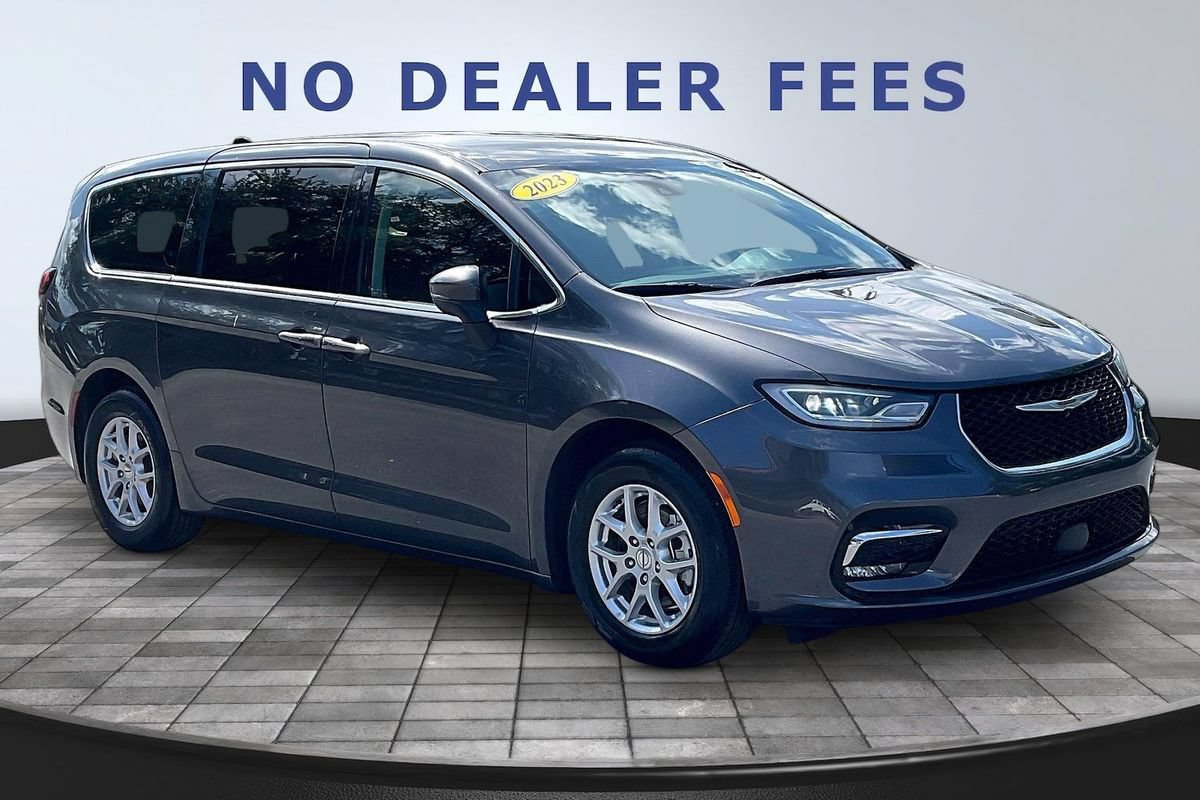 Used 2023 Chrysler Pacifica Touring-L FWD image 3