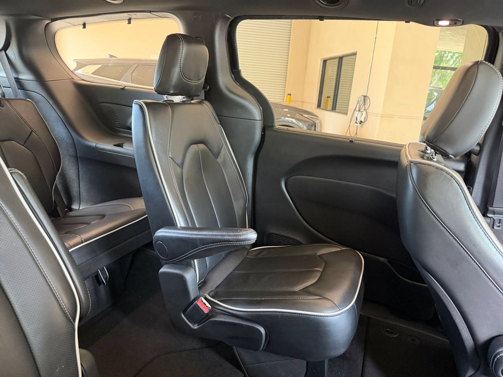 Used 2025 Chrysler Pacifica Limited FWD image 35