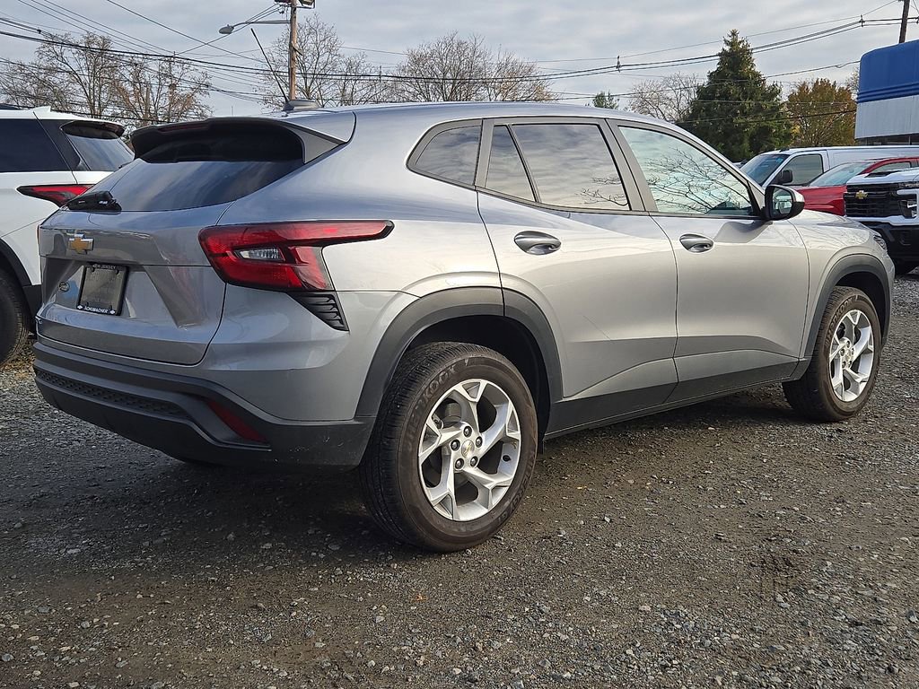 Used 2024 Chevrolet Trax LS w/ LS Convenience Package image 7