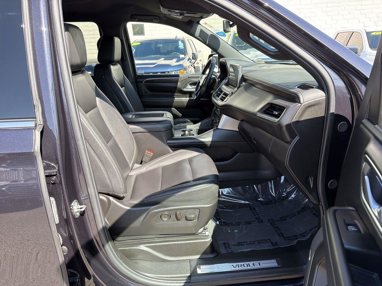 Used 2024 Chevrolet Suburban LT RWD image 27