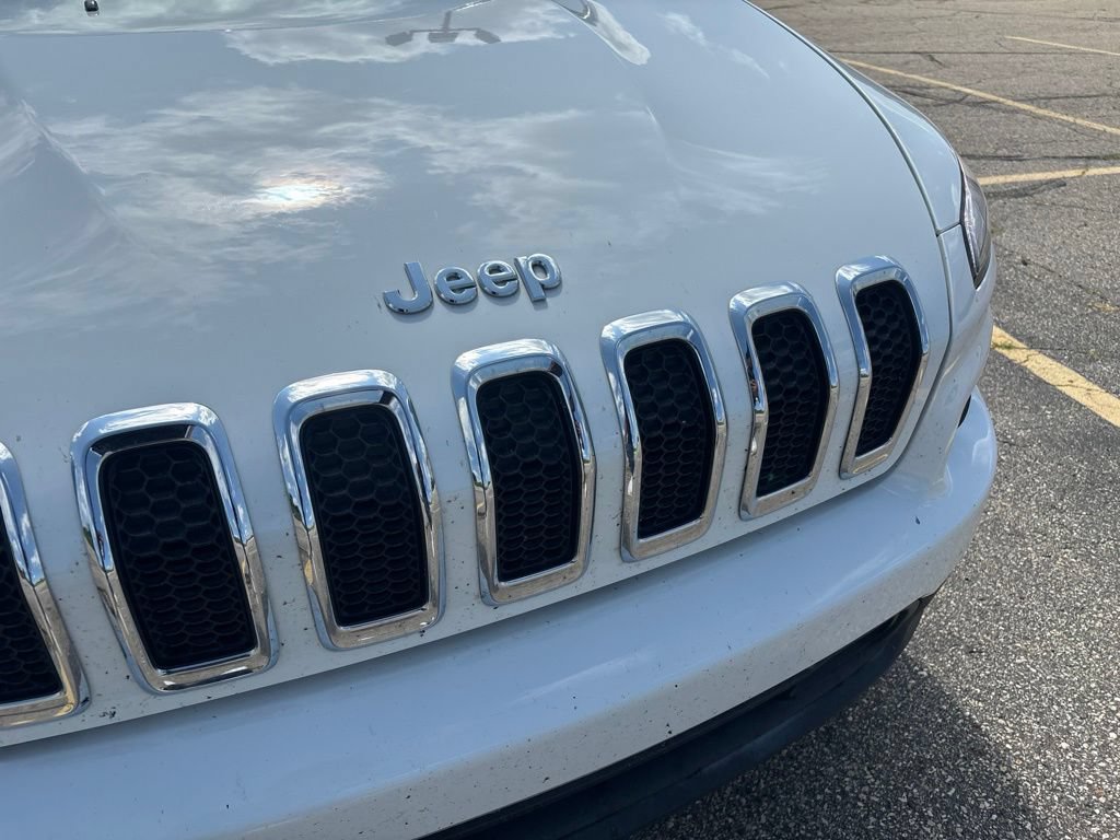 Used 2017 Jeep Cherokee Latitude w/ Comfort/Convenience Group FWD image 32