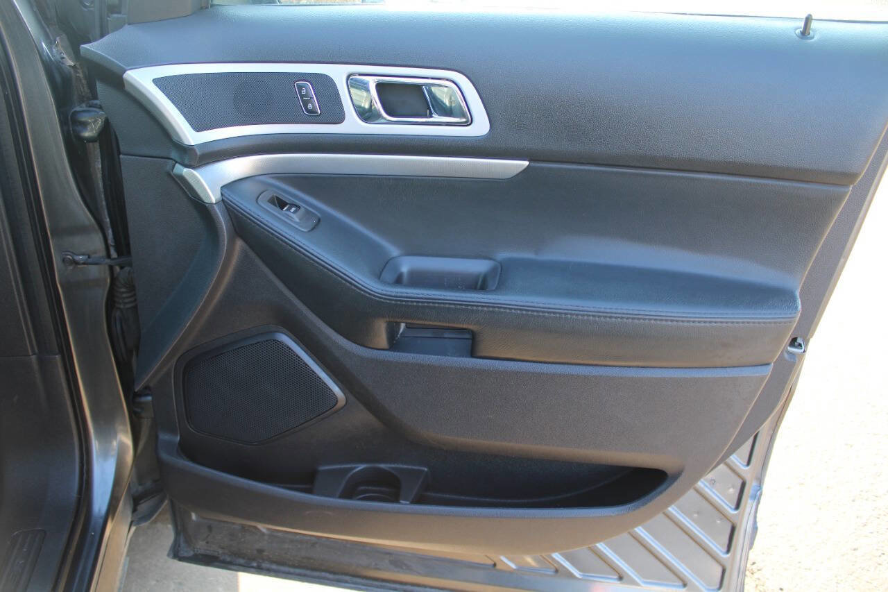 Used 2015 Ford Explorer XLT w/ Equipment Group 202B image 8