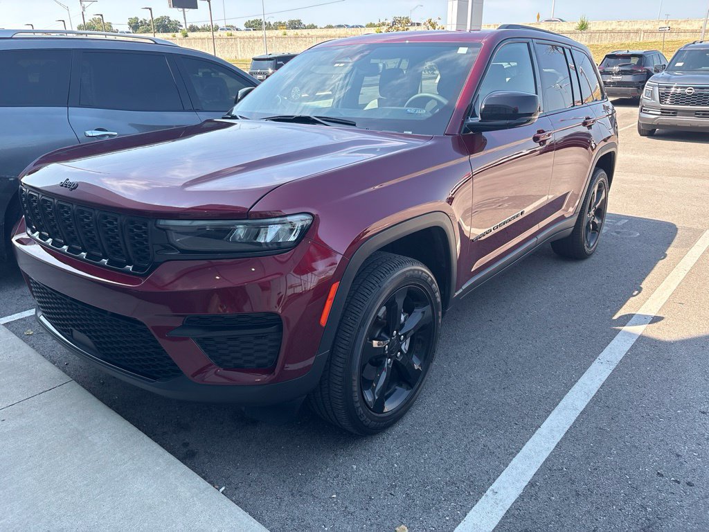 Used 2024 Jeep Grand Cherokee Altitude AWD/4WD image 2