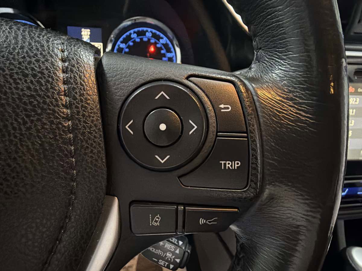 Used 2018 Toyota Corolla SE w/ SE Premium Package image 17