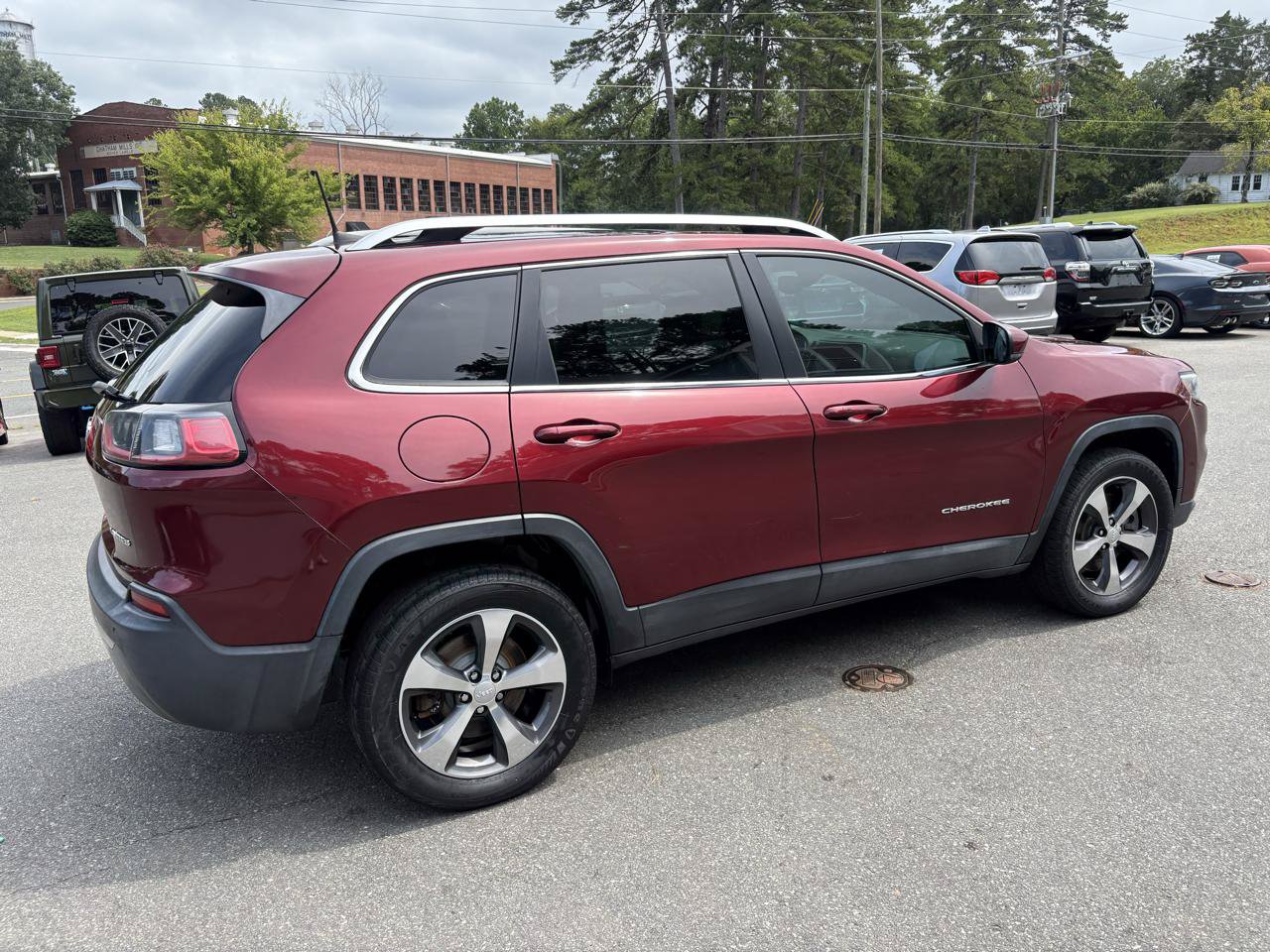 Used 2019 Jeep Cherokee Limited AWD/4WD image 6