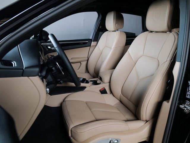 Certified 2026 Porsche Macan AWD/4WD image 5