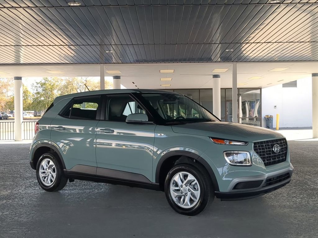 Used 2025 Hyundai Venue SE image 2